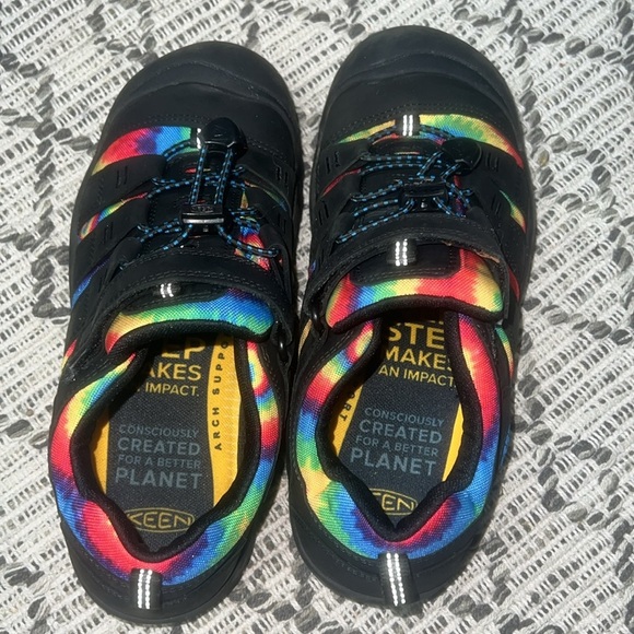 KEEN BIG KIDS' NEWPORT SHOE - BLACK/ORIGINAL TIE DYE - Picture 8 of 12